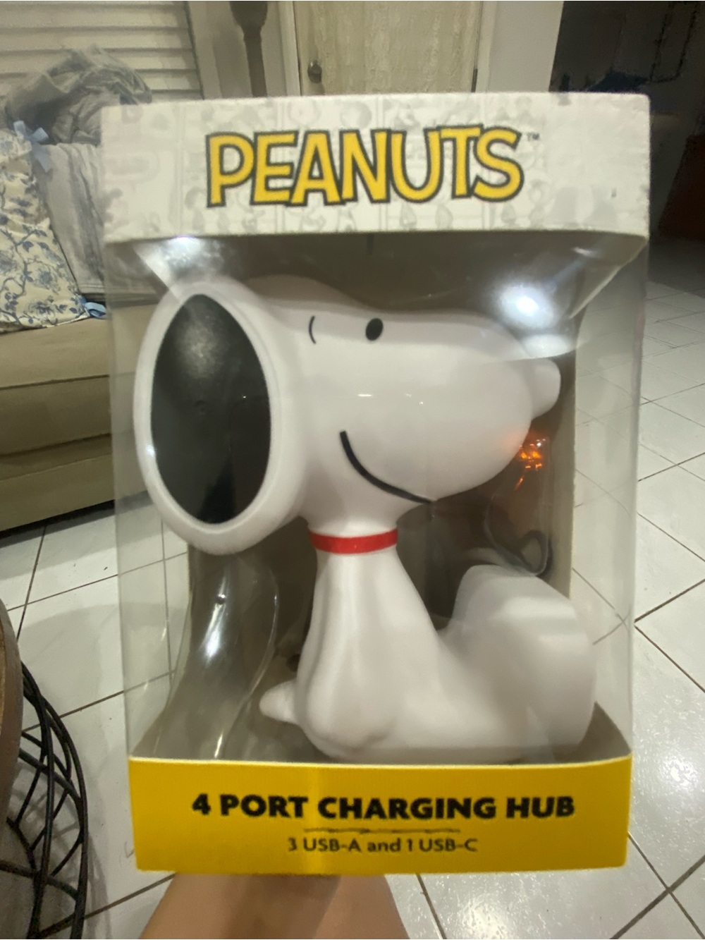 Peanuts Snoopy Charging Hub in White with Red Collar